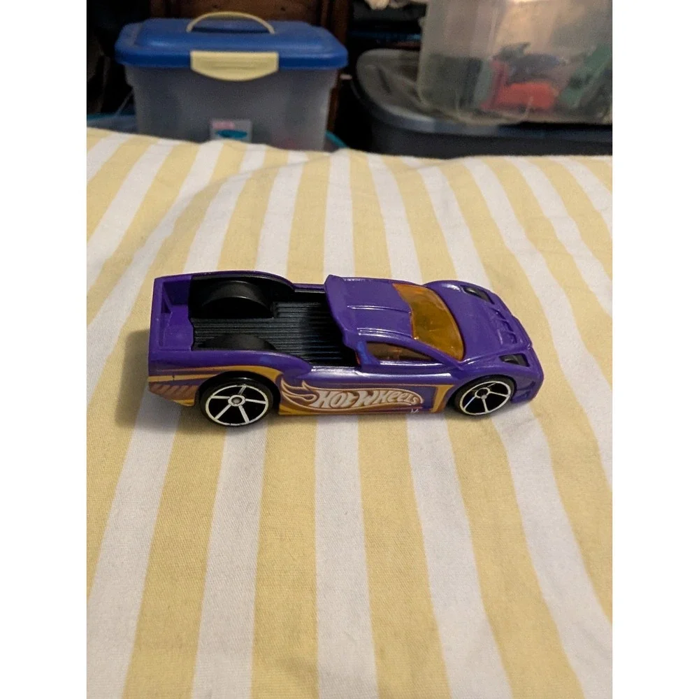 2015 Hot Wheels Multi-Pack Exclusives Hypertruck Purple 1:64 Diecast Truck